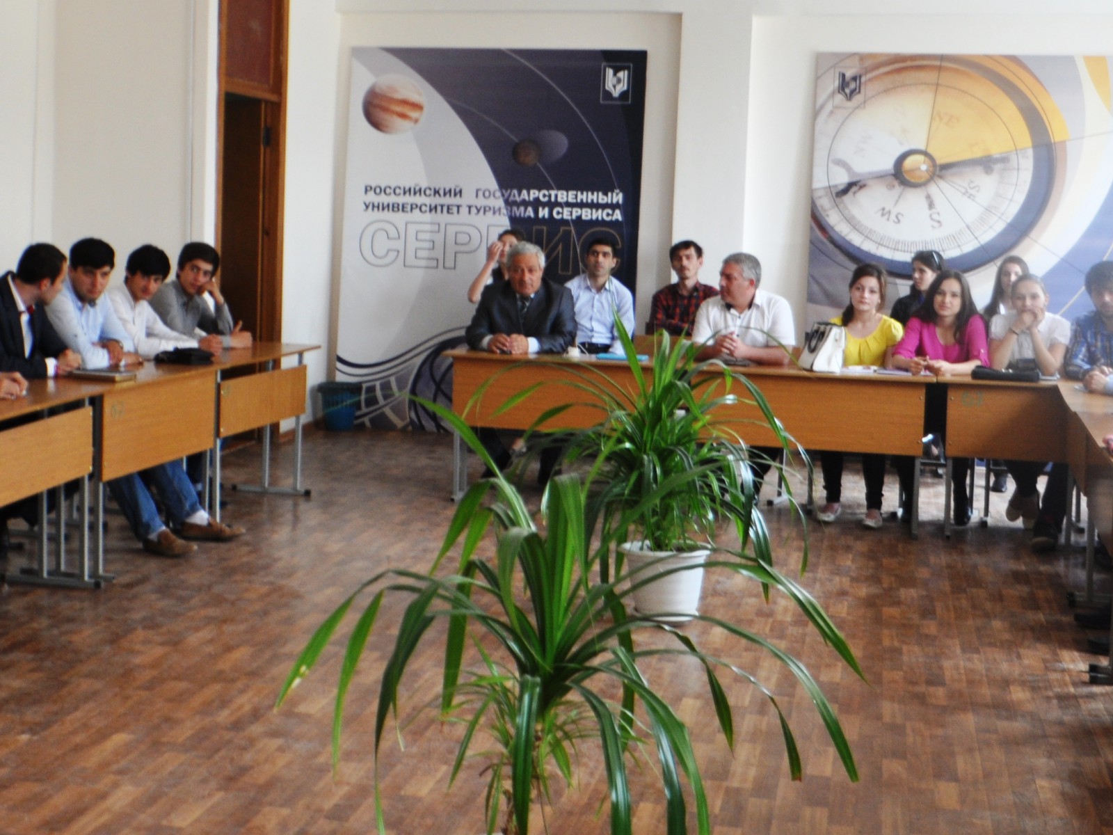 Студенты внимают гостям из Москвы, фото Константин Исааков