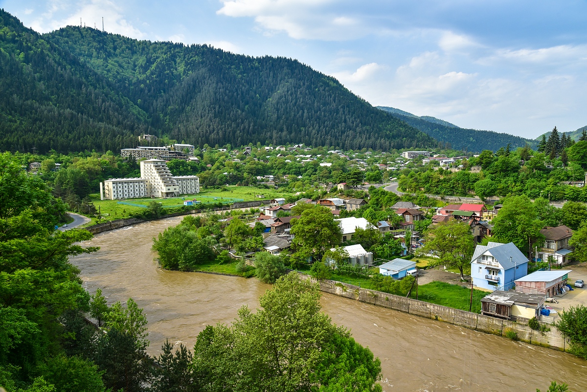 Вид из отеля на современный Боржоми