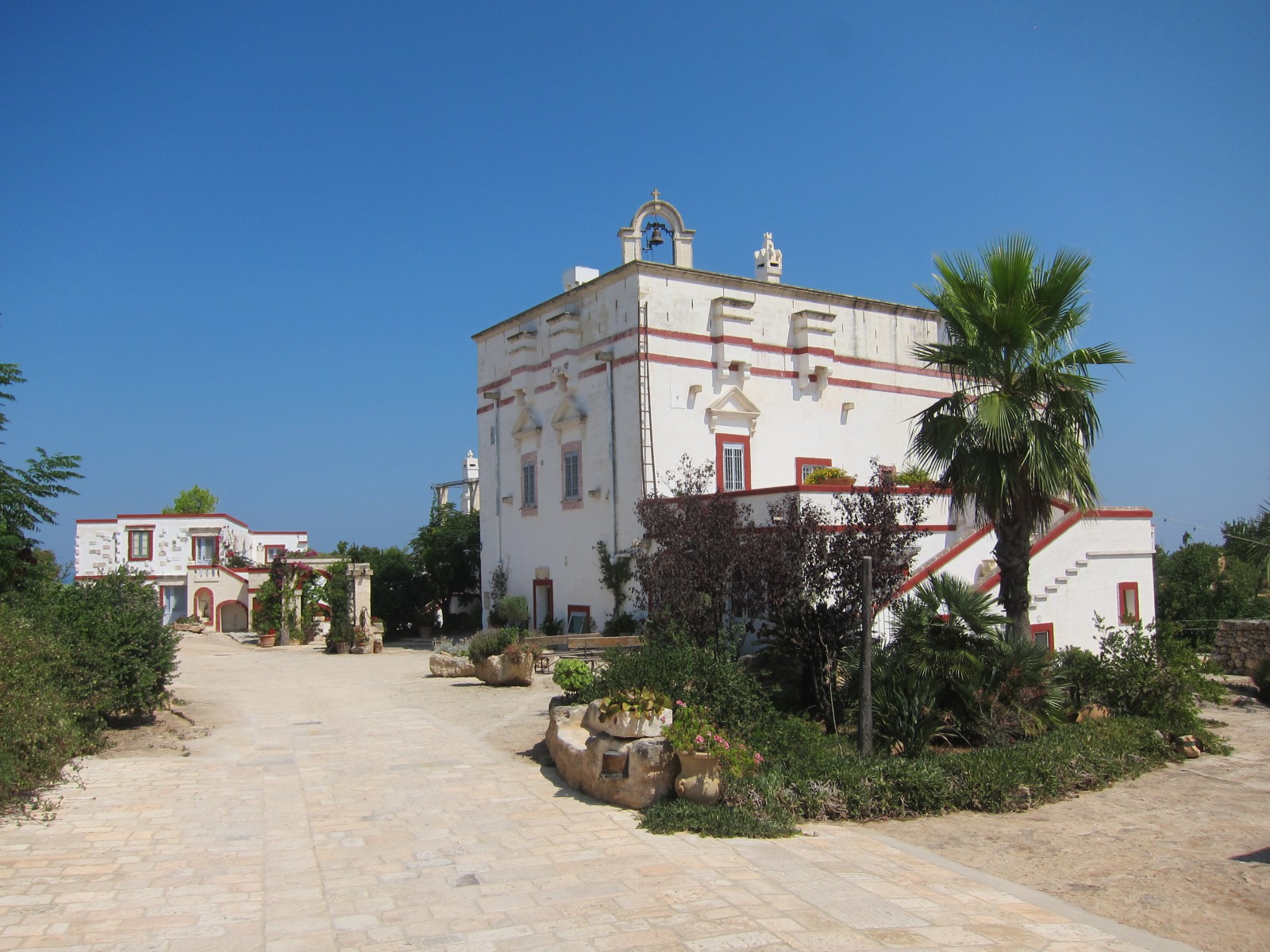 На крыше дома небольшой колокол, фото Алексеев Олег