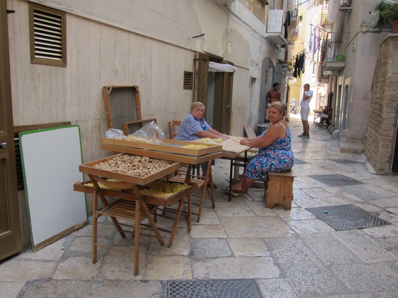 Здесь это традиция. Что не съедим сами, продадим соседям!, фото Олег Алексеев