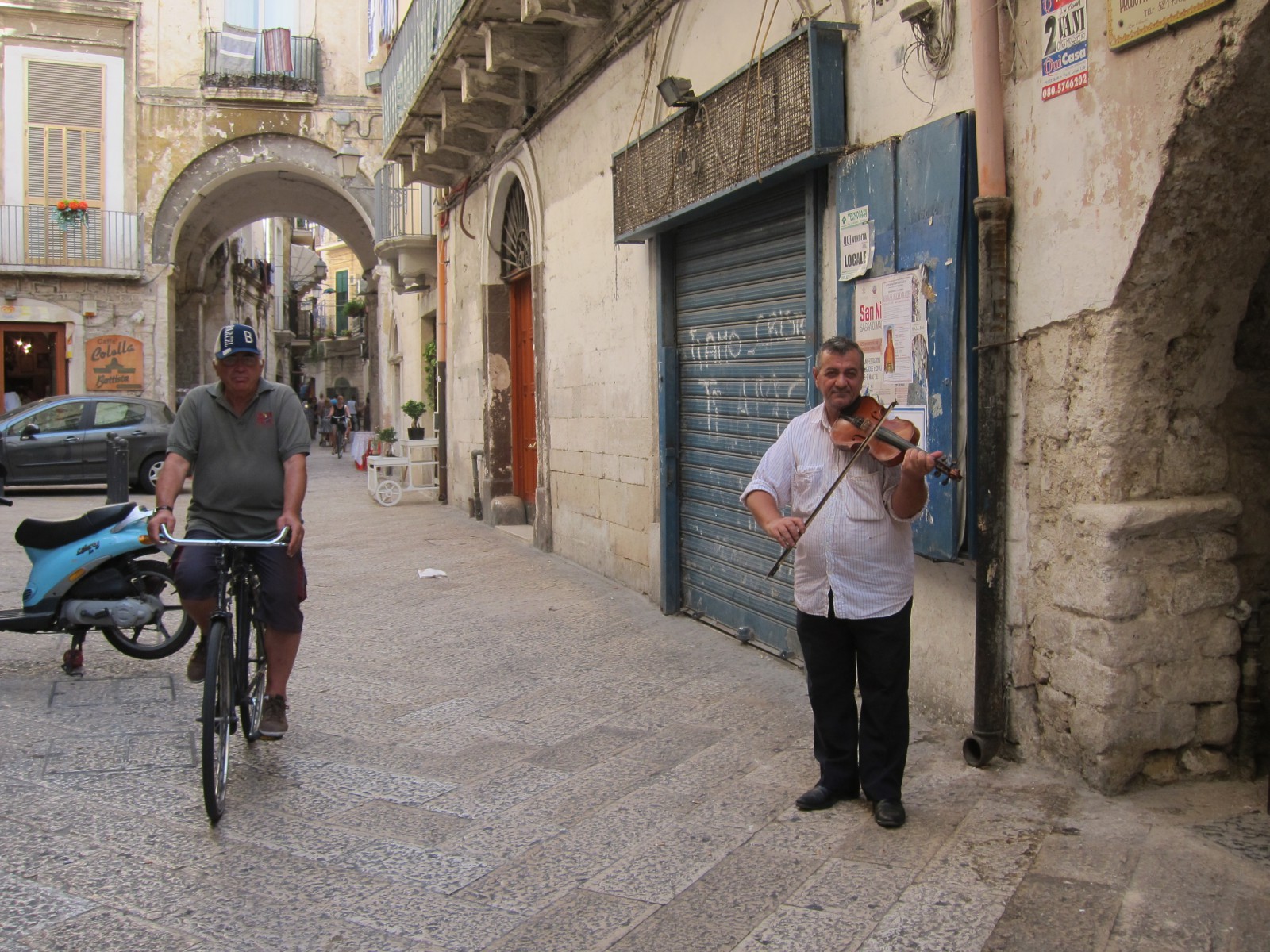 Скрипач в Бари-Веккья, фото Олег Алексеев