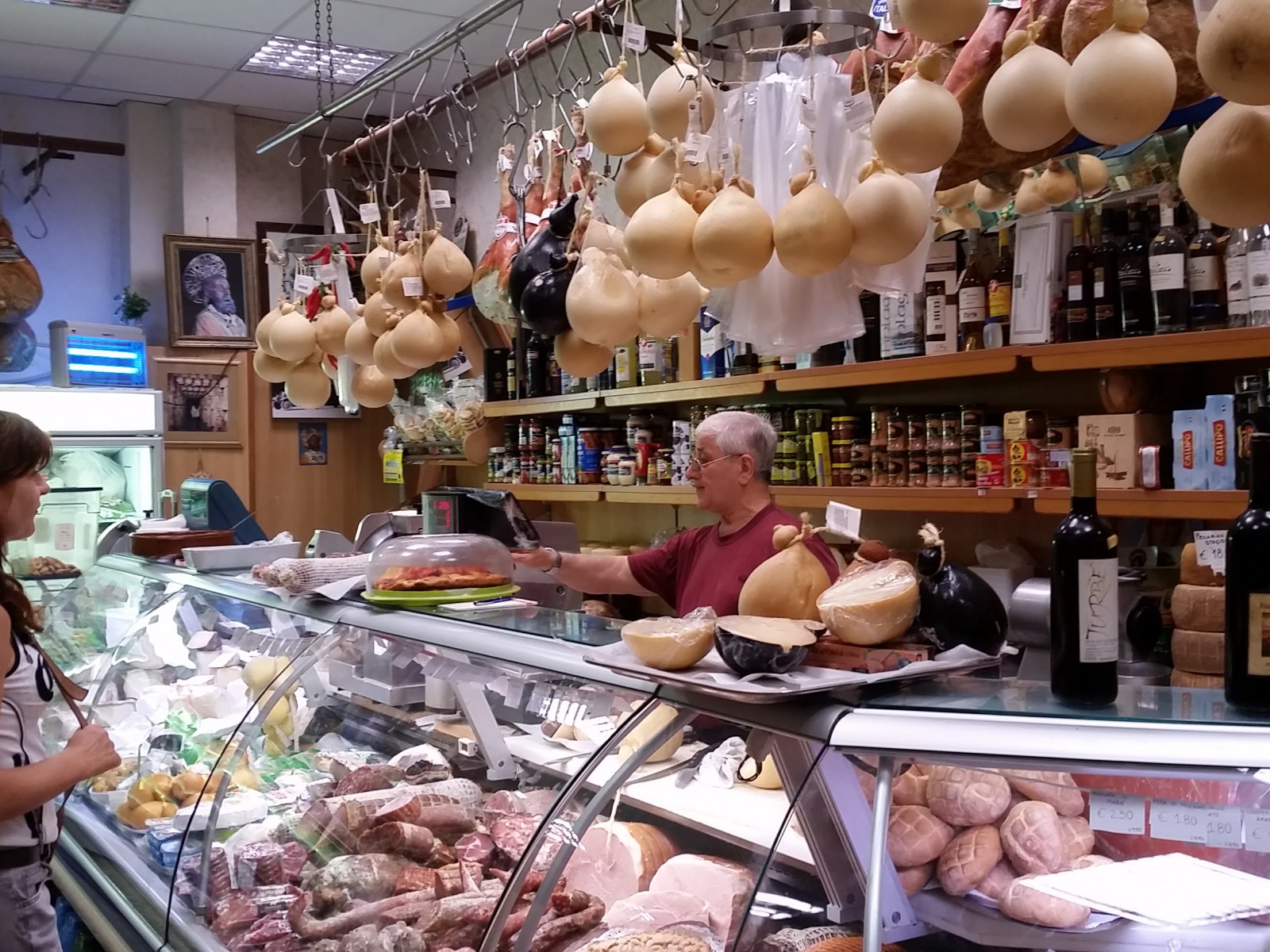 В магазине можно и спросить, и попробовать..., фото Олег Алексеев