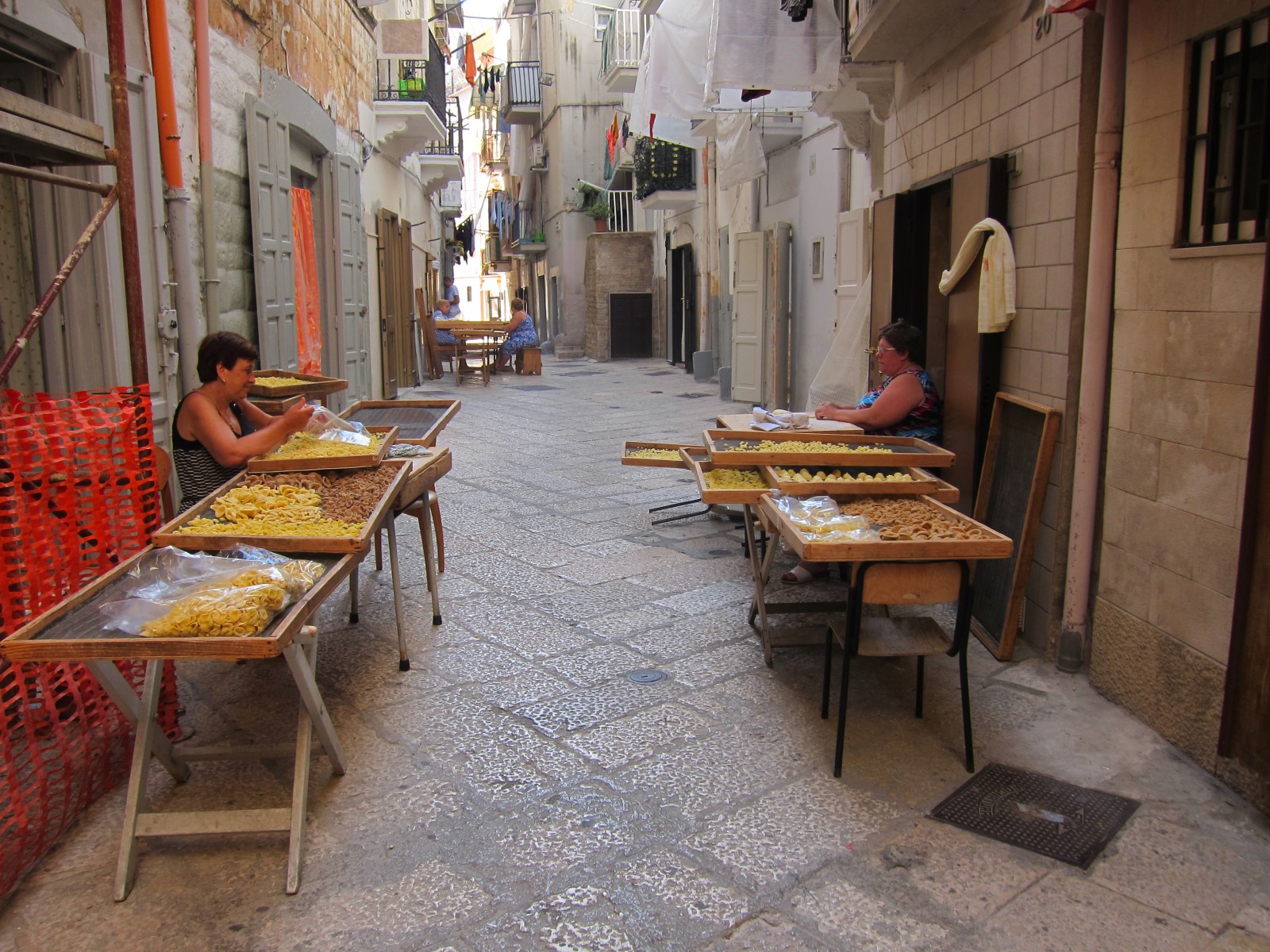 Надо успеть слепить партию «ушек» до полудня, фото Олег Алексеев