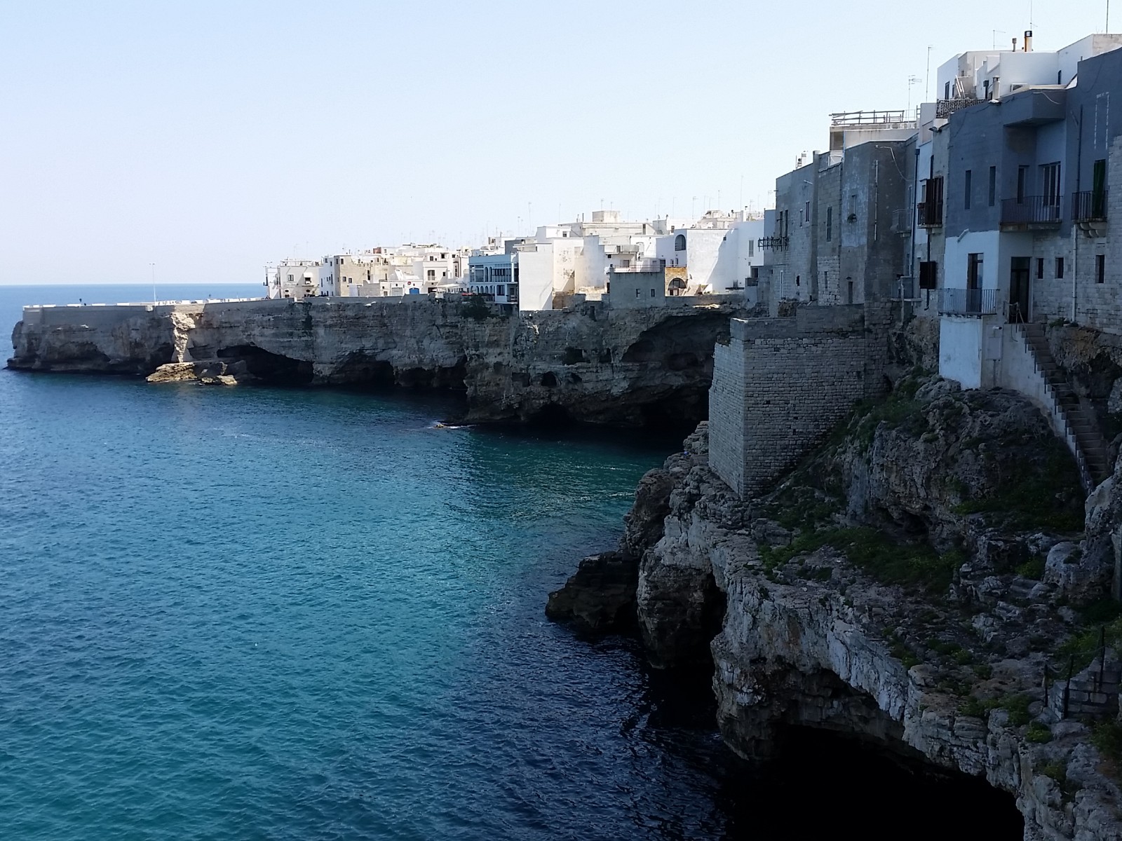 Обаятельные домики сгрудились на самом краю, фото Олег Алексеев