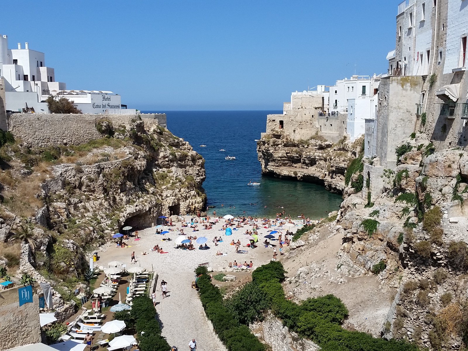 Пляжи, гроты и пещеры привлекают туристов, фото Олег Алексеев