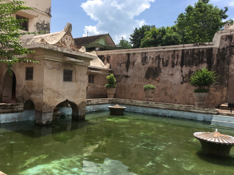 Водный замок Таман Сари, возведенный для отдыха султана, © А.Полянская
