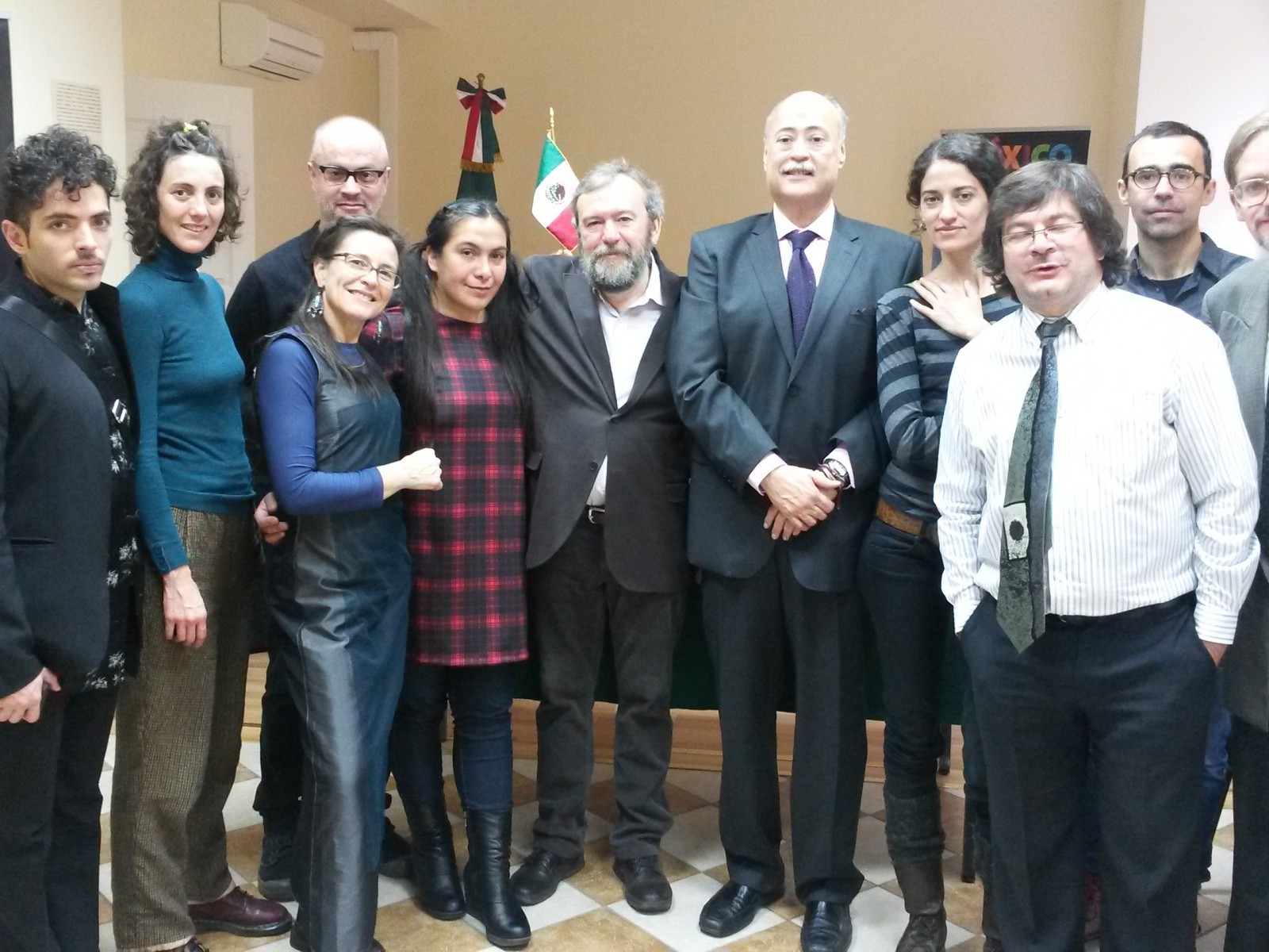Посол Мексики Рубен Бельтран (в центре) с группой приехавших в Москву молодых мексиканских художников