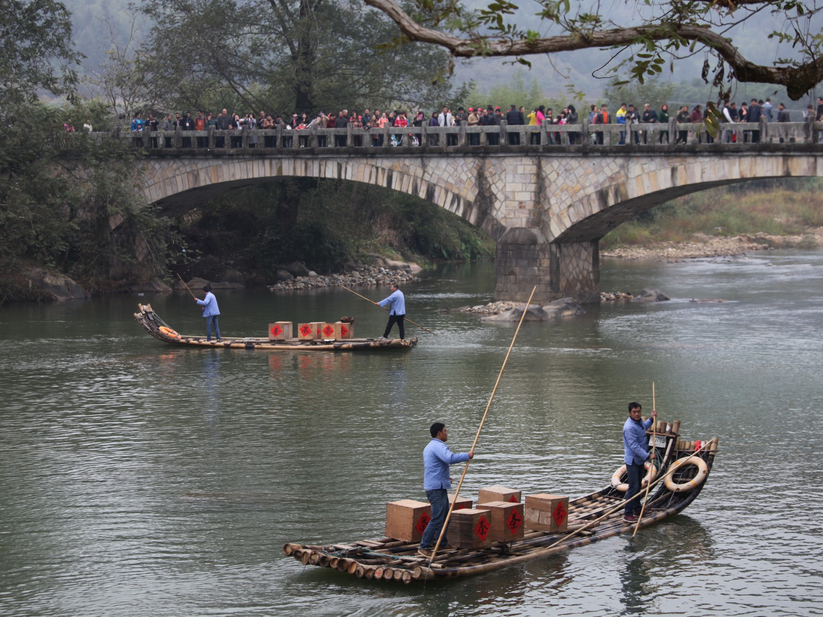 Транспортировка чая на бамбуковых лодках по реке «девяти изгибов» Цзюцюси, фото Ильдар Маматов