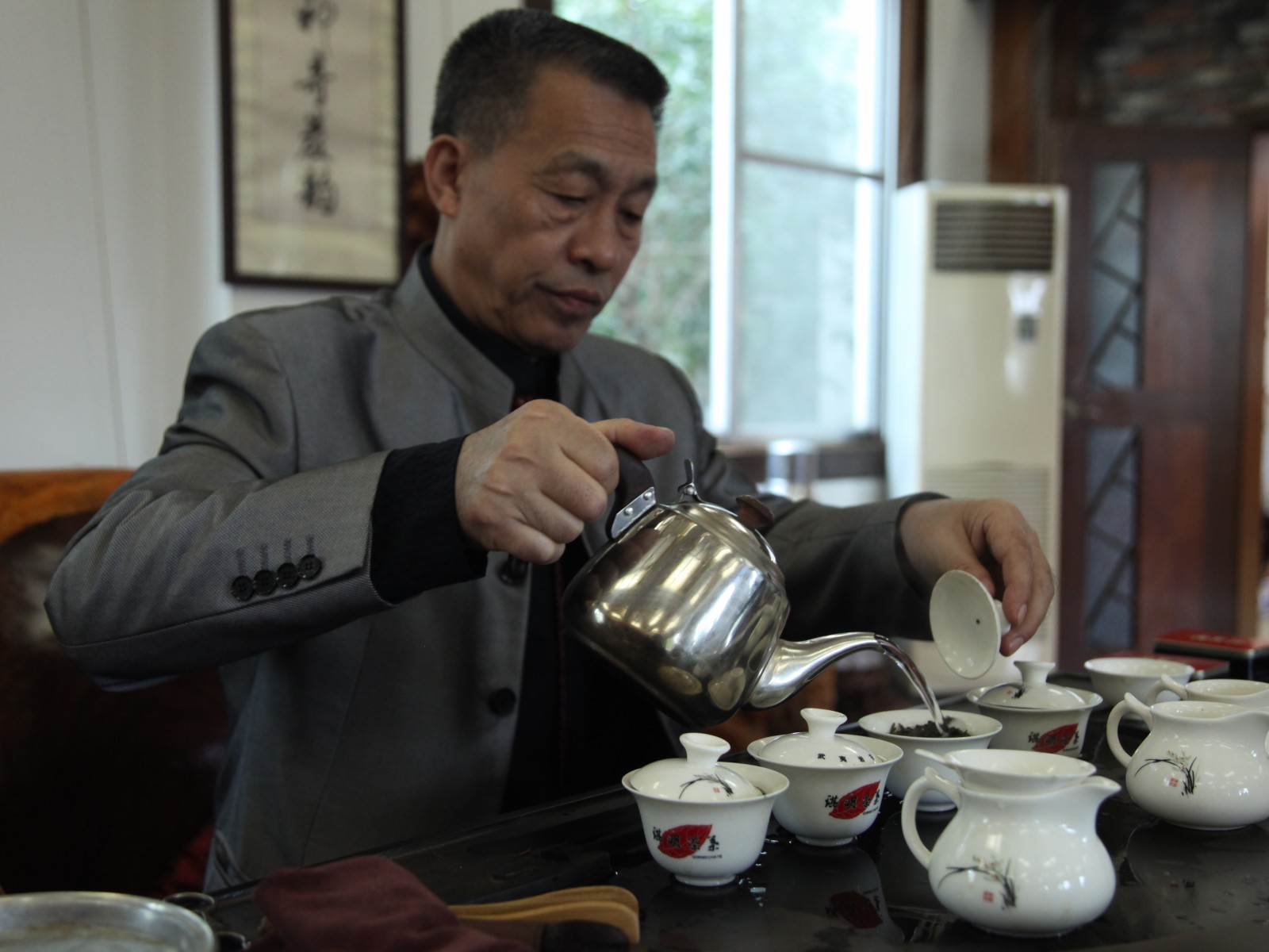 Чайная церемония (ведёт владелец чайной фабрики и гуру в области чая, преподаватель), фото Ильдар Маматов