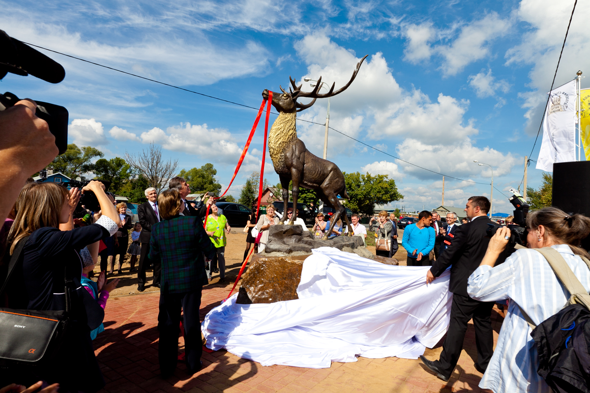 Участники Собора приняли участие в презентации скульптуры оленя «Благородный символ великого города», фото Юлия Сундукова