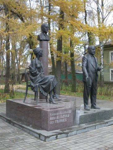 Памятник А.Ахматовой и Гумилевым