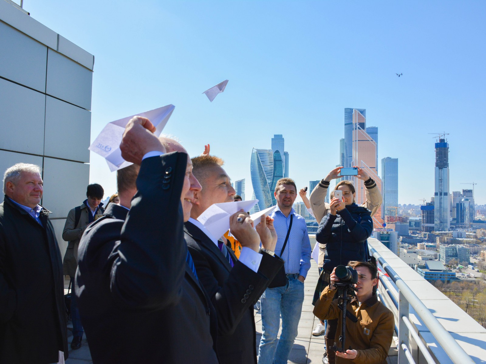 В конце мероприятия журналисты запустили с крыши отеля Crowne Plaza Moscow бумажные самолетики