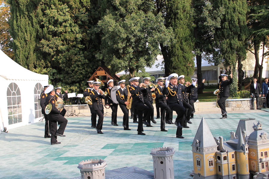 На открытии форума выступил оркестр Черноморского Флота РФ