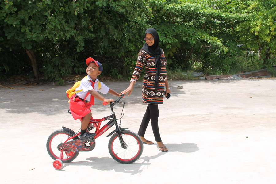 Местные жители Мальдивской деревни