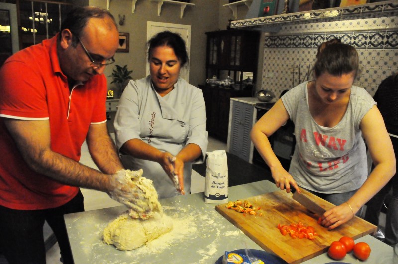 Сначала пирог надо замесить, подготовить начинку, отправить в печь..., фото К.Исааков