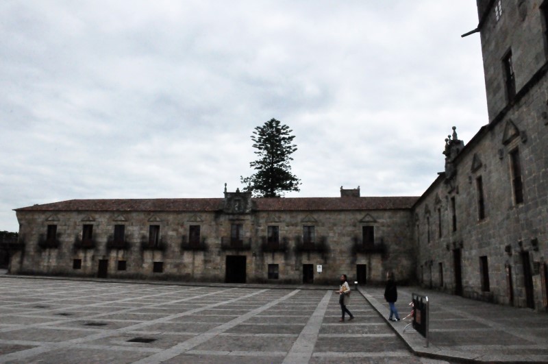 На фоне строгих старинных зданий Камбадоса особенно хорошо смотрятся юные галисийки, фото К.Исааков