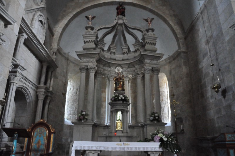 В монастырском храме стены практически не расписаны, а иконы аскетичны, фото Константин Исааков