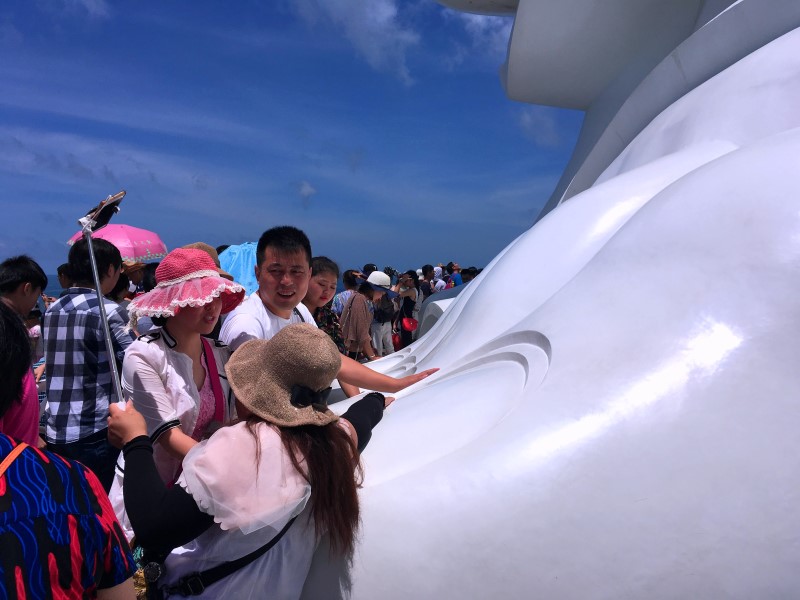 Туристы прикладываются к ногам Гуаньинь и просят о самом сокровенном, © А. Полянская