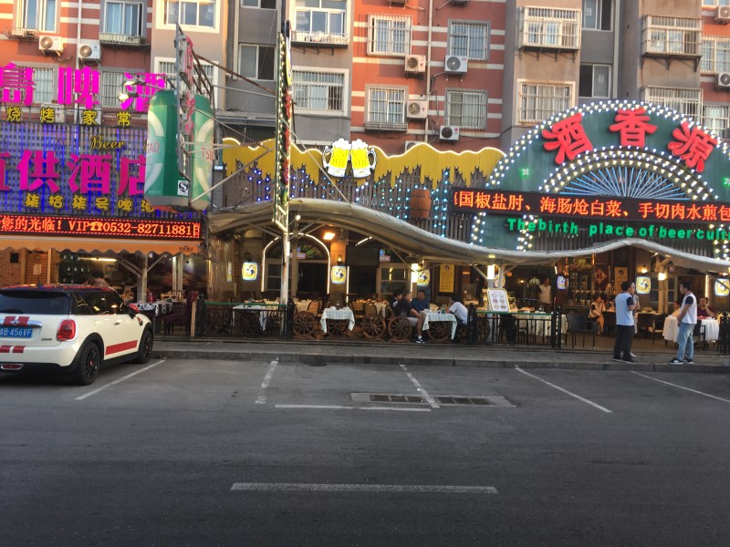 На улице баров в Циндао можно попробовать знаменитое одноименное пиво, © А.Полянская