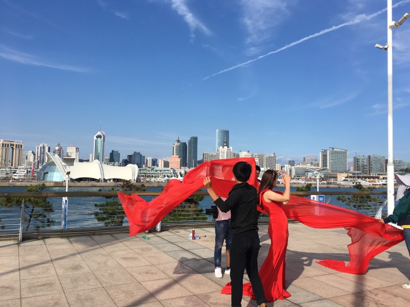 Набережная Олимпийского центра парусного спорта - популярное место для предсвадебных фотосессий, © А.Полянская