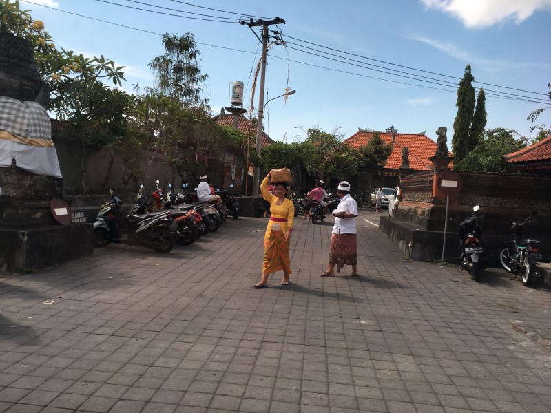 Балийцы идут в храм, чтобы возложить Богам дары, © А.Полянская