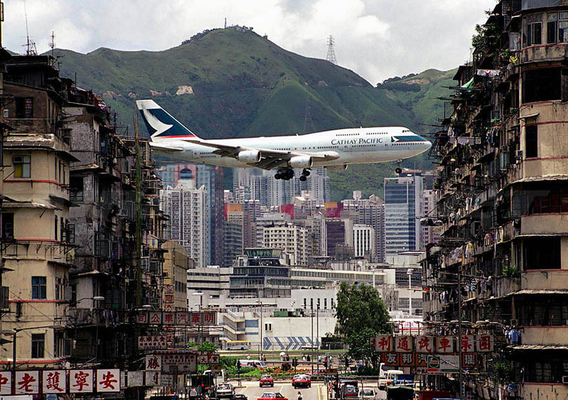 Старый аэропорт был окружён городской застройкой и считался одним из самых опасных в мире...