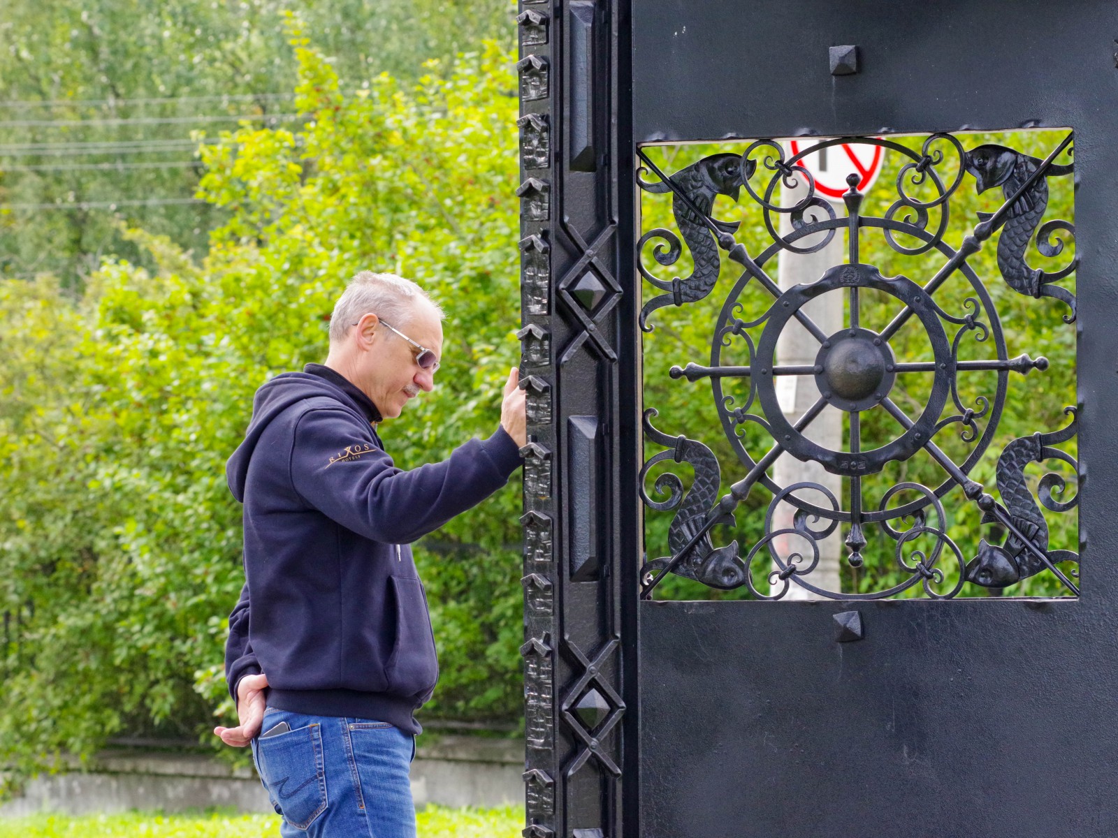 Кованая дверь, если повезет, исполнит желание..., © Леднёва В.