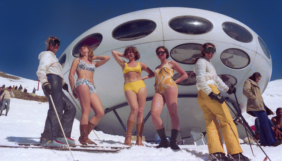 Отдыхающие принимают солнечные ванны на высоте 2000 метров. СССР. Домбай (1979), © Савинов Виталий