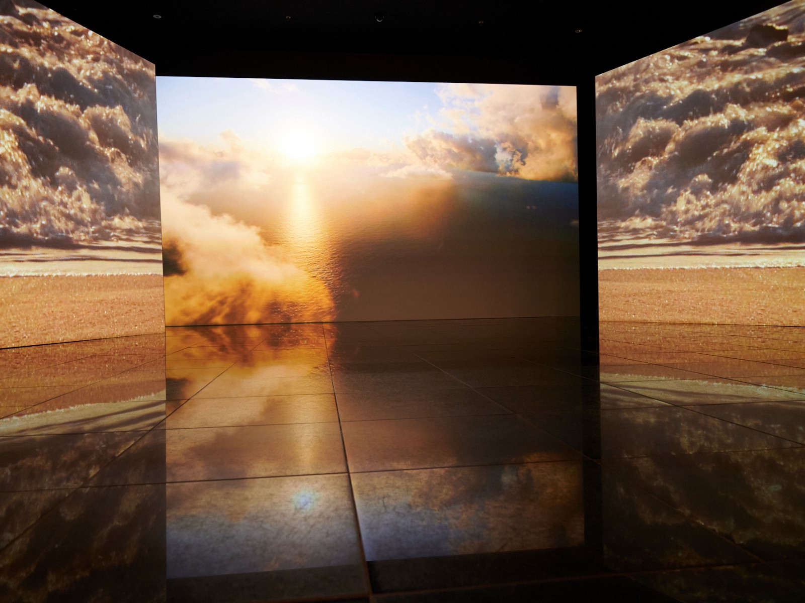 Повсеместно проекторы, показывающие и рассказывающие про воду..., © Карамызов Заур