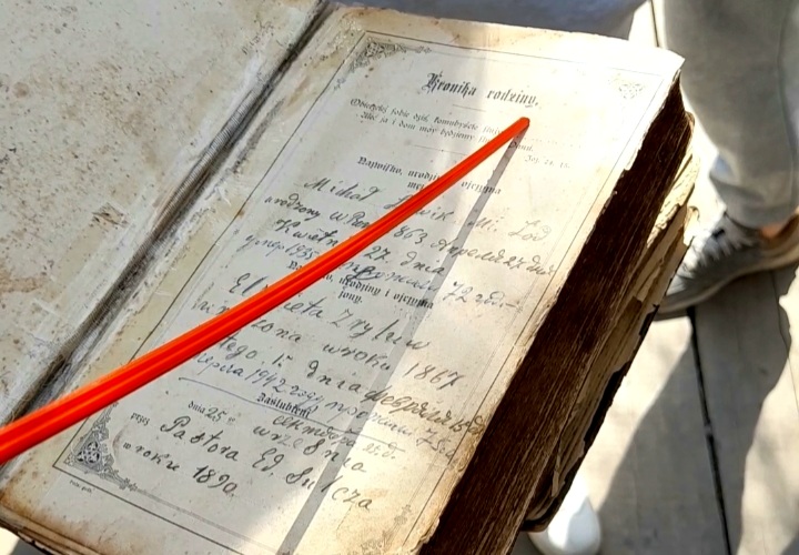 В эту семейную Библию 1890 года и привезли с собой из Волыни в Сибирь предки современных пихтинских голендров., © А.Владимирова