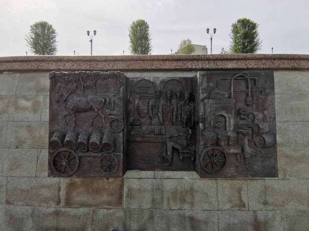 Набережную украшают скульптуры и барельефы, © О.Алексеев
