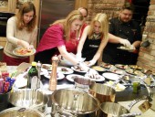 Еда готова, теперь разложим ее по тарелкам